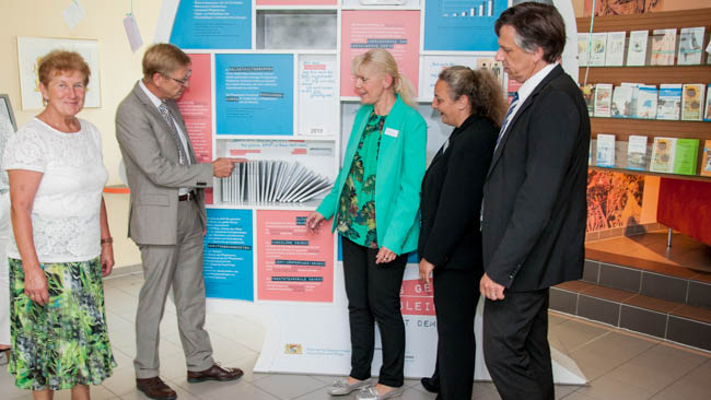 Unser Foto zeigt von links die stellvertretende Landrätin Resi Schmidhuber, Dr. Winfried Teschauer von der Bayerischen Alzheimergesellschaft, Pflegedirektorin Manuela Großauer, Sabine Daum, Projektleitung „Demenzsensibles Krankenhaus“, und den Medizinischen Direktor Dr. Stefan Paech. Foto: Buthke