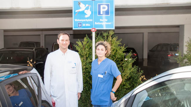 Chefarzt Prof. Dr. Christian Schindlbeck (Mitte) und die Hebamme Katharina Haslberger vor dem neu errichteten "Wehenparkplatz"
