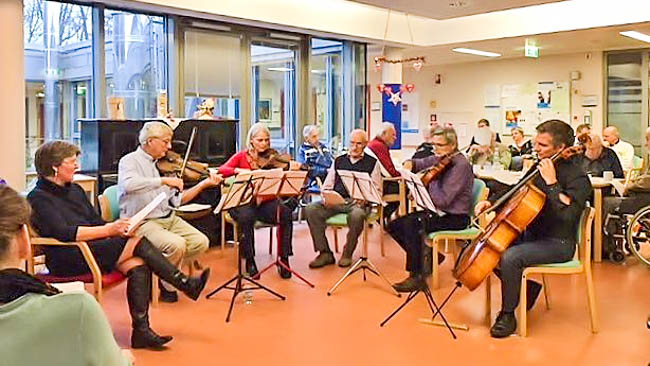 Das Streichquartett der ehrenamtlichen Helfer sorgte bei der Weihnachtsfeier in der Geriatrischen Rehabilitation für die musikalische Umrahmung.