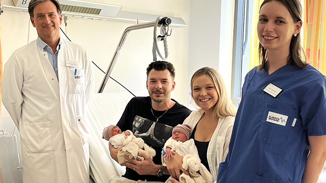 Freuen sich gemeinsam über die beiden Mädels: vl Prof. Dr. Christian Schindlbeck, Chefarzt der Frauenklinik der KSOB, Vater Peter Dietlmeier mit Liya Mirella, Mutter Adelina Dietlmeier mit Amelie Grace und die Kinderpflegerin Laura Schneider.