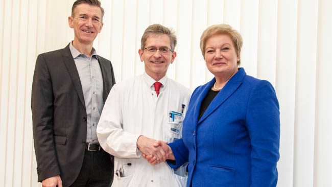 Der Vorstandsvorsitzende Dr. Uwe Gretscher und Vorstand Elisabeth Ulmer der Kliniken Südostbayern AG hießen Prof. Dr. Thorleif Etgen als neuen Chefarzt der Neurologischen Klinik im Klinikum Traunstein willkommen.