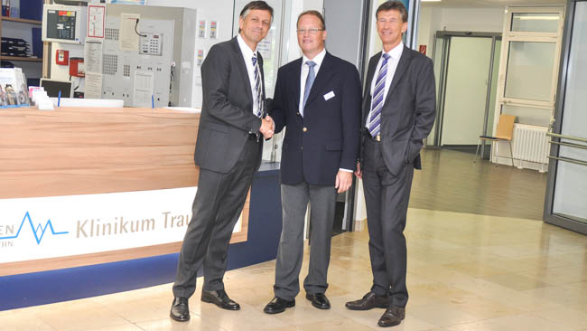 Jens Sudmann (Mitte) wird vom Medizinischen Direktor Dr. Stefan Paech (li.) und dem Vorstandsvorsitzendem Dr. Uwe Gretscher an seinem künftigen Arbeitsplatz, der Zentralen Notaufnahme, begrüßt. 