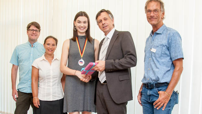 Den hervorragenden zweiten Platz beim Bundeswettbewerb „Bester Schüler in der Alten- und Krankenpflege“ belegte die Laufenerin Sonja Zehentner (Mitte) von der Berufsfachschule für Krankenpflege in Traunstein. Zu ihrem Erfolg gratulierten ihr (von links) Schulleiter Alexander Hoh, Pflegepädagogin Manuela Püttner-Nann, die sie beim Bundeswettbewerb betreute, der Medizinische Direktor der Kliniken Südostbayern AG, Dr. Stefan Paech, und der Leiter des Bildungszentrums für Gesundheitsberufe der Kliniken Südostbayern AG, Rupert Übelherr.