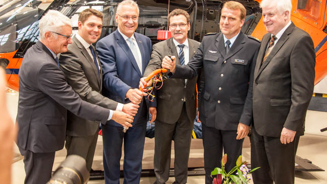 Mit der symbolischen Übergabe des Steuerknüppels wurde der neue Rettungshubschrauber H135 im Hangar des Klinikums Traunstein in den Dienst gestellt. Unser Foto zeigt von links BRK-Präsident Theo Zellner, Landrat Siegfried Walch, Bayerns Innenminister Joachim Herrmann, BBK-Präsident Christoph Unger, Bundesinnenminister Horst Seehofer und den Leiter der Bundespolizei Fliegergruppe, Vizepräsident Thomas Helbig.