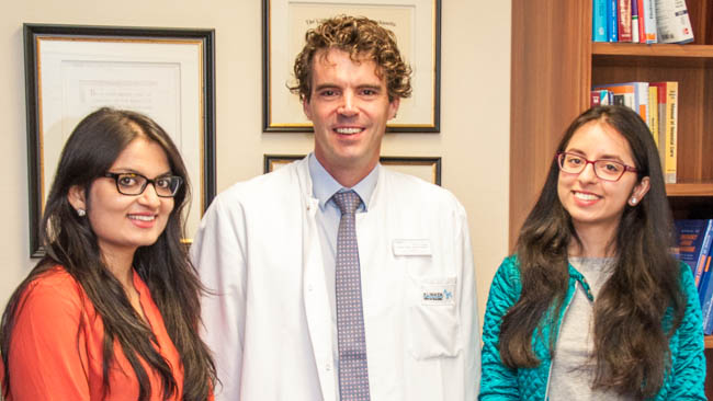 Chefarzt der Kinderklinik Dr. Gerhard Wolf (mitte) freute sich über das Engagement "seiner" Medizinstudentin Sabahat Khan (links) und ihrer Schwester Dua-Wahab 