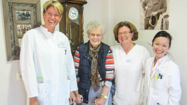 Freuen sich über die positiven Rückmeldungen und die gute Beurteilung, von links Dr. Marianne Gerusel-Bleck, leitenden Ärztin der Geriatrischen Rehabilitation, eine zufriedene Patientin Frau Wimösterer, Schwester Annette Kiesel, stellvertretend für das gesamte Pflegeteam sowie die geschäftsführende Oberärztin der Abteilung Dr. Mai Aumüller-Nguyen Freuen sich über die positiven Rückmeldungen und die gute Beurteilung, von links Dr. Marianne Gerusel-Bleck, leitenden Ärztin der Geriatrischen Rehabilitation, eine zufriedene Patientin Frau Wimösterer, Schwester Annette Kiesel, stellvertretend für das gesamte Pflegeteam sowie die geschäftsführende Oberärztin der Abteilung Dr. Mai Aumüller-Nguyen