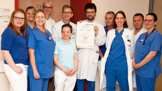 Als Überregionale Stroke Unit wurde die Schlaganfallspezialstation der Neurologischen Klinik von Prof. Dr. Thorleif Etgen (5. von links) und seinem Team erfolgreich zertifiziert.