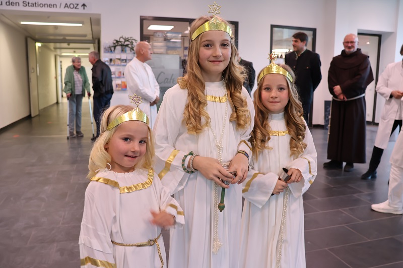 Drei Englein brachten weihnachtlichen Glanz zu den Patientinnen und Patienten