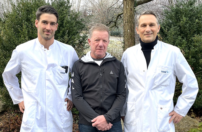 BU: v.l. Dr. Simon M�ller, Oberarzt der Klinik f�r Urologie und Koordinator des Uro-onkologischen Zentrums, der Patient Hans S. und Prof. Dr. Dirk Zaak, Chefarzt der Klinik f�r Urologie am Klinikum Traunstein und Leiter des Nieren-, Hoden- und Prostatakrebszentrums