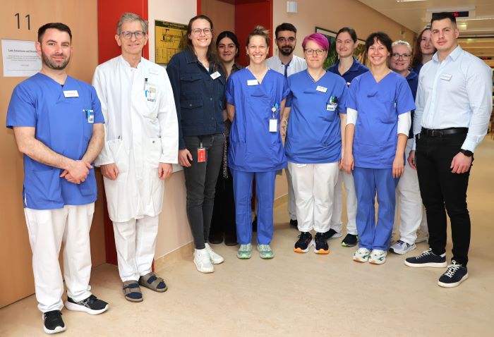 Das Team der Neurologie v.r. Stationsleitung Sinanuddin Durakovic, Gesundheits- und Krankenpflegerin (GKP) Tina Dittrich, Ergotherapeutin Sandra Wehner, Ass.Ärztin Austėja iuraitė, Physiotherapeutin Cornelia Peterwinkler, GKP Christiane Holzbauer, Ass.Arzt Mihailo Jevtović, Ass.Ärztin Anna Grillmaier, Kardelen Öztoprak Sozialdienst, Stellv. Stationsleitung Nadine Hackl, Chefarzt Prof. Dr. Thorleif Etgen, GKP Klestjan Duka.